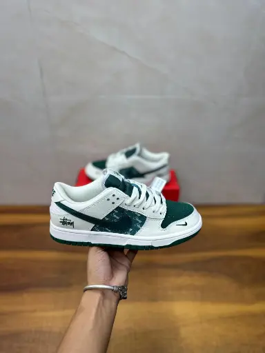 NIKE SB DUNK STUSSY WHITE DARK GREEN 2025 